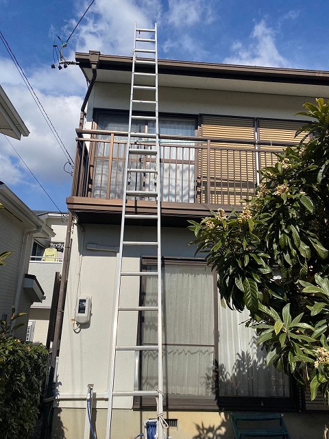 実際に屋根に登り調査を実施